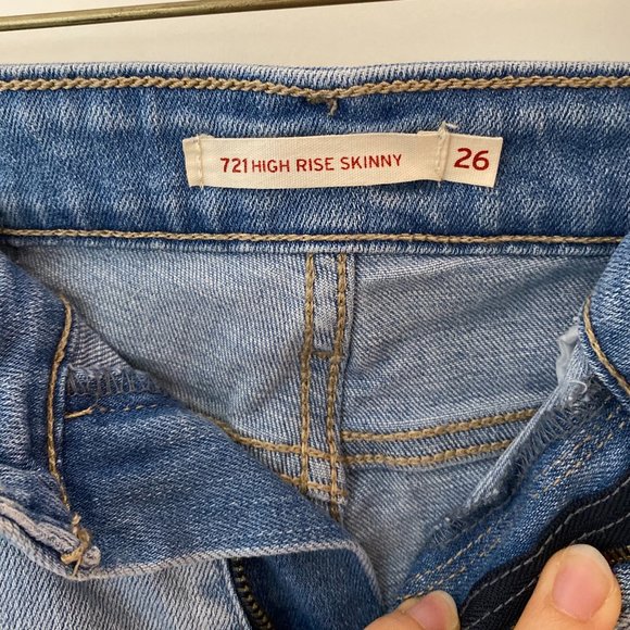 Levis Light Wash Skinny Jeans - Picture 4 of 7